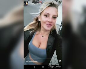 Evelyn Burdecki praesentiert ihre Ficktitten auf Instagram