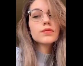 LEAKED NUDES AND MASTURBATION ON SNAPCHAT OF AMATEUR TIKTOK GIRL WITH GLASSES