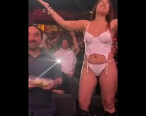 Chica en lencería en concierto de Ricardo Arjona