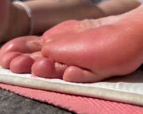 Tanning Babe's Plump Wrinkled Soles Get All Oiled Up! (1080p HD PREVIEW)