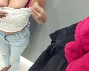 Fiton එකේ හොරෙන් ඇදුම් මාරු කරනවා බැලුවද Sri Lanka Sexy Babe puts on Pants in a fitting room