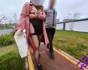 [Outdoor Seduction] Seduce an Elderly Walker by Touching Himself in Sexy Lingerie