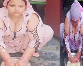 Pakistani House Wife atta gundhty hue Sex