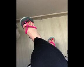 @tici_feet dangling and shoeplaying wearing havaianas