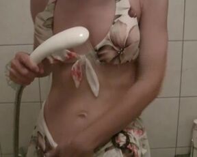 [素人]ノーパン水着人妻が海水浴後にシャワー室でフェラおしゃぶり Naughty MILF who gives a blowjob in the shower room after swimming.