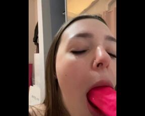 College babe sucks dildo before studying