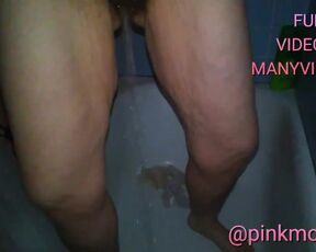 25 Second Long Piss Stream Hairy Pussy Pissing into Bathtub Pee Fetish Urination Messy Peepee