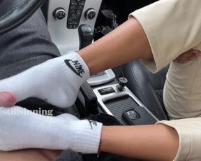 Babe gives Sweaty Roadtrip SOCKJOB ????