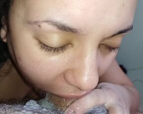 greedy eating a hard dick, full lips until the bottom until she receives a lot of creampie