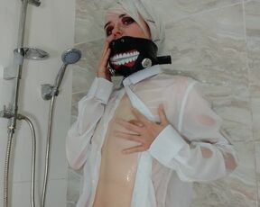 Tokyo Ghoul-Sexy cosplayer caresses herself through a wet sh