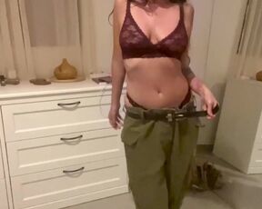 חיילת חרמנית ישראלית סטרפטיז שיר בעברית Israeli solider strip (ONLYFANS-Spicykween)