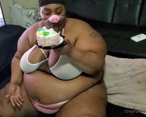 Ssbbw Feedee Piggy vs Cake